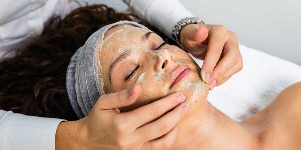 Oil facial spa therapy