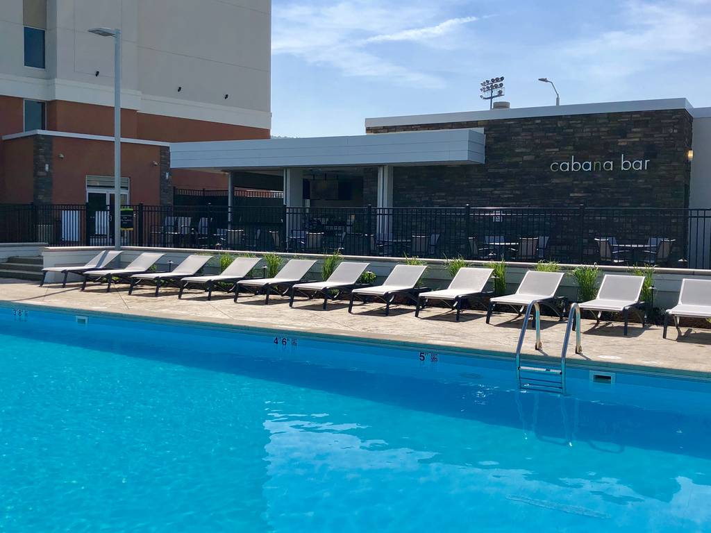 Hotel - Outdoor Pool and Cabana Bar